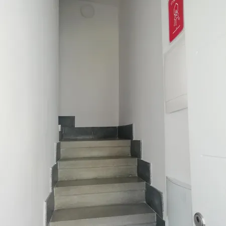 Casa De Tres Con Parking Bajo La Casa *